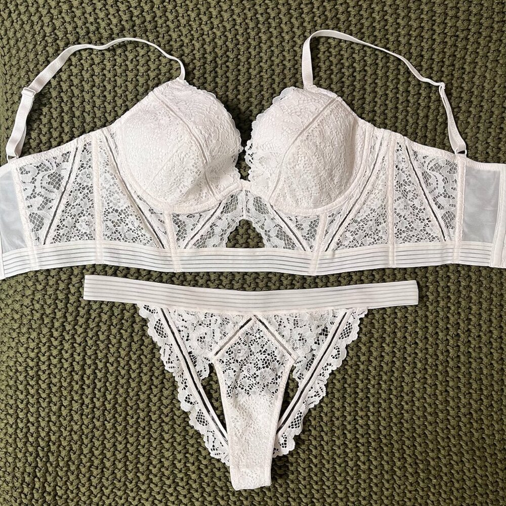 NWOT VS Very Sexy Ivory Lace Long Line Plunge Bra & L Peekaboo Panty Set